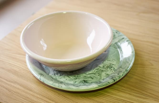 オリジナルの琺瑯食器。上／エナメルは2色展開3,200円〜。下／ソフトアイスも２色展開2,500円〜。

