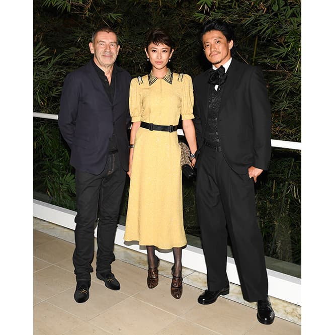 左から、クリエイティブ・ディレクターのトーマス・マイヤー、モデル・女優の山田優、俳優の小栗旬。(c)BFA – Billy Farrell Agency