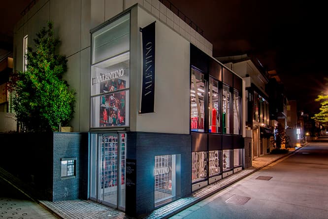 表参道ヒルズ近くにオープンした〈VLTN トウキョウ ポップアップ ストア〉。