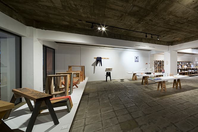 築約50年のオフィスビルをリノベーションした〈DESIGN小石川〉をメイン会場とする『HIGHLIGHT』。左に見えるのは〈石巻工房×mizucolor〉の家具。