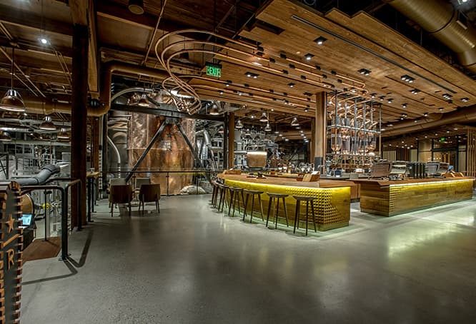 シアトルの〈スターバックス リザーブ ロースタリー〉。店内で焙煎したコーヒーをバリスタが1杯ずつ淹れてくれる。