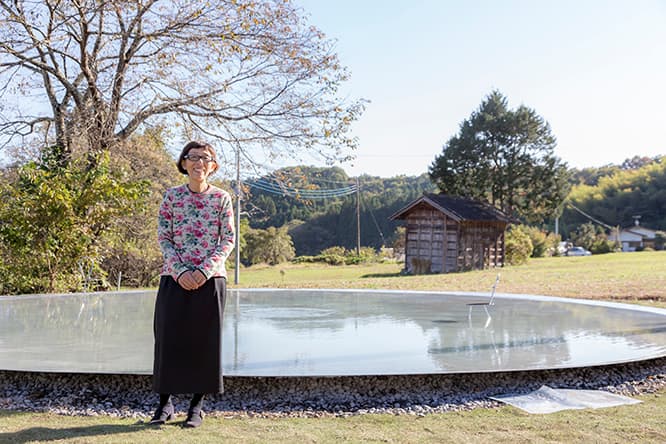 完成した足湯《Spring》での妹島和世。気持ちのいい温泉で足をリフレッシュできます。