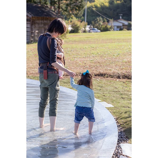 端のほうは水深が浅いので子供も楽しい。