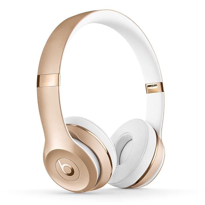 前モデルの最大12時間から最大40時間持続に進化した《Beats Solo3 Wireless オンイヤーヘッドフォン》。29,800円。Fast Fuel機能（急速充電）、Apple W1チップを搭載。写真はiPhoneのカラーにもぴったりなゴールド。