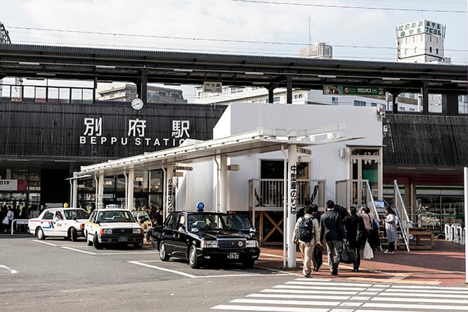 《油屋ホテル》が設置されたのは、JR別府駅前のタクシー乗り場のすぐそば。