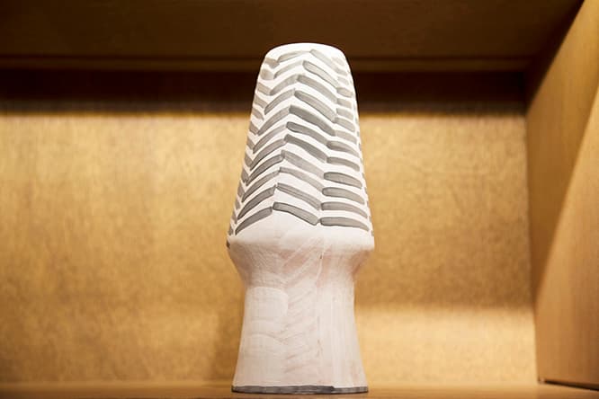 アンヌがデンマークでつくったものを、皆川が東京で絵付けした。「僕の理想は“主題を受け止める器”。主役は花や料理なので、主張しすぎないように心がけています」と皆川。