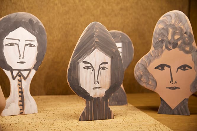 今回絵付けした焼成前の作品たち。アンヌが「木」として作った形に皆川が「顔」を絵付けした。即興で描いた表情がユニーク。誰かに似てる？