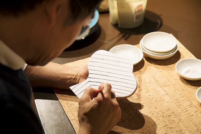 迷いのない線に、陶作家、安藤雅信と繰り返した作品づくりの経験が生きている。