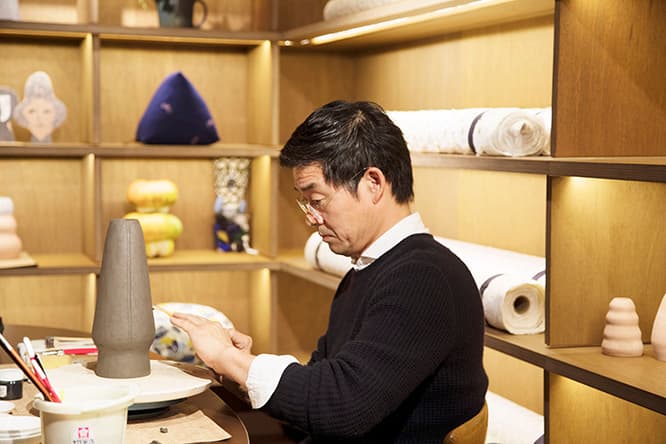 アンヌがつくった形を見て即興で装飾を施す皆川。フラワーベースは「左右対称のシェイプなので、少しだけ影や動きが出るような装飾を」。