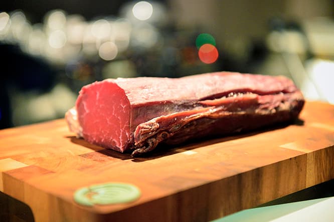1Fではカウンター席に加え、希少肉の精肉やシャルキュトリーの販売も行う。