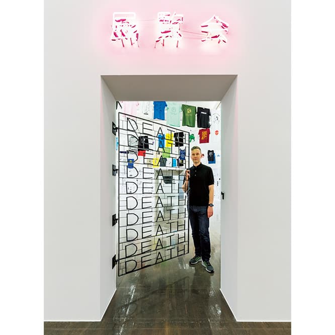 よく見ると間違ってます。
《展覧会》（2015〜）、《死の門》（2015）
最初にちゃんと「展覧会」と書かれているけど、漢字が間違っている。その下には「DEATH」と書かれた門、その先にはシュリグリーのTシャツが吊るされている。