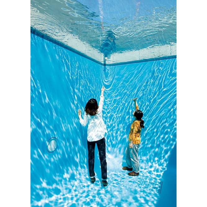 《スイミング・プール》2004年。金沢21世紀美術館の人気作品。水の下に人がいるように見える。
所蔵：金沢21世紀美術館　撮影：木奥惠三　
画像提供：金沢21世紀美術館　※参考図版