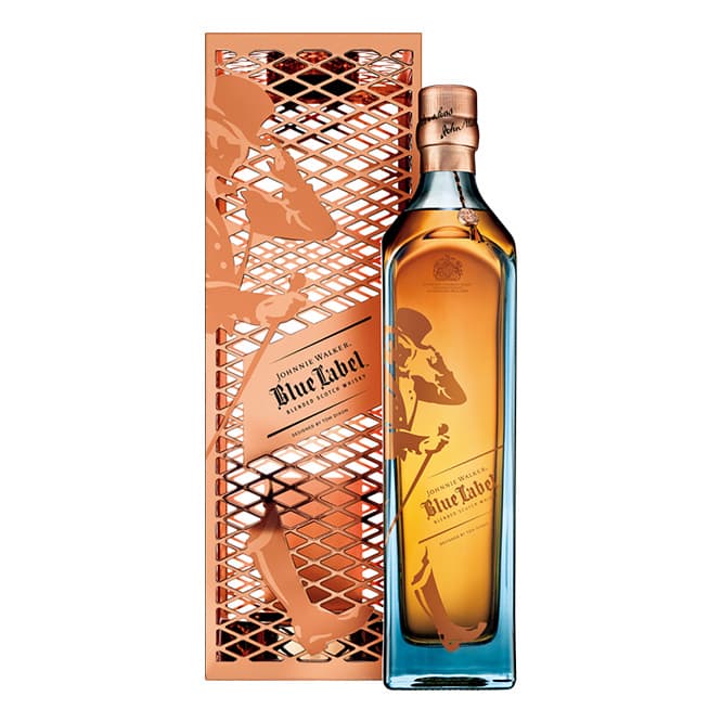 トム・ディクソンによる限定ボトル／JOHNNIE WALKER BLUE LABEL by Tom Dixon
トムさまデザインのメタルケースに収められました究極スコッチ。11月下旬〜、そごう・西武各店で数量限定販売。23,000円（MHDモエ ヘネシー ディアジオ TEL 03 5217 9735）。