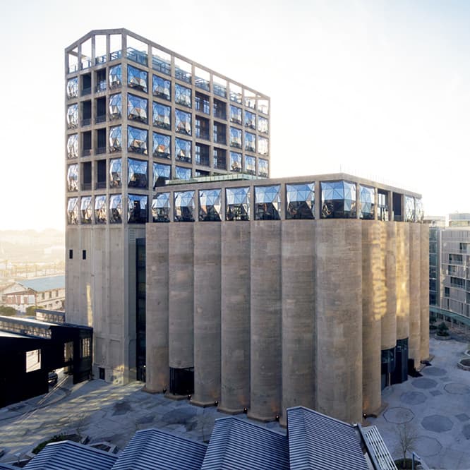 左のビル上部がホテル〈The Silo Hotel〉。海を望む屋上には彫刻ガーデンやプールが。