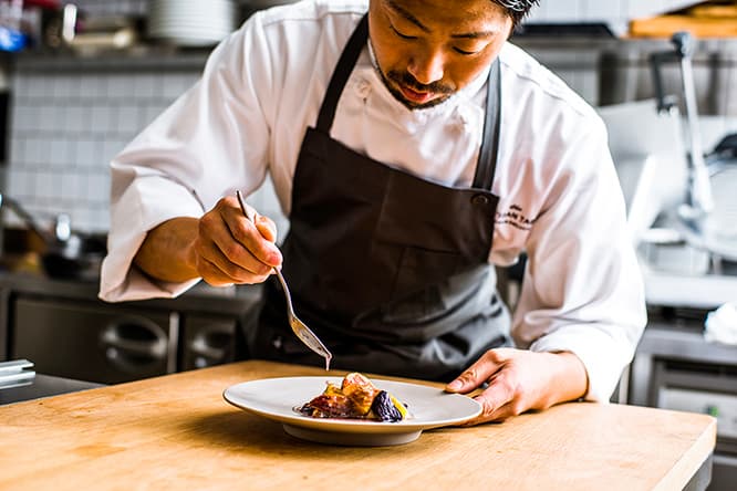 「元は〈DEAN &amp; DELUCA〉で活躍していたシェフたちも、新たな挑戦の場を持つことで腕を磨き、他のシェフと切磋琢磨し、食の道を極めるモチベーションが生まれる」とウェルカム横川正紀社長。