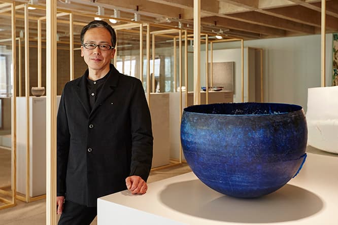 神代良明《Structural Blue》（2015年、日本）。「ガラス粉末と酸化銅粉末を混ぜ合わせて実現した色と形、自然物のようなテクスチャーに驚いた。このイノベーションともいえる作品を生み出すリサーチ力を高く評価します」と審査員評。
