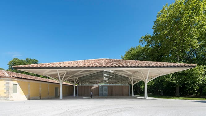 旧セラーの東に建てられた、新セラーの外観。タイル屋根が歴史との繋がりを感じさせ、周囲とも調和がとれた建築だ。 (c) Nigel Young_Foster + Partners