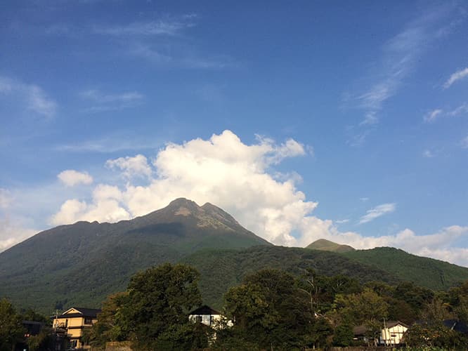 盆地である湯布院の町はどこからでも由布岳が見える。　photo_Yoshio Suzuki