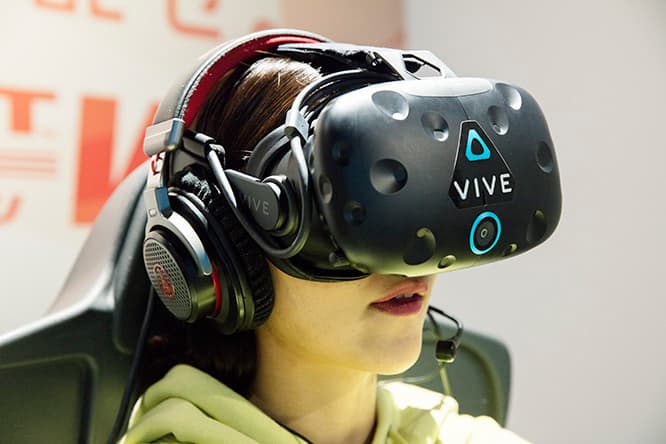 使用しているVR機器は、HTC社の《VIVE》。ちなみに、ヘッドセットを脱ぎ着するので、髪の毛はまとめておくと遊びやすい。