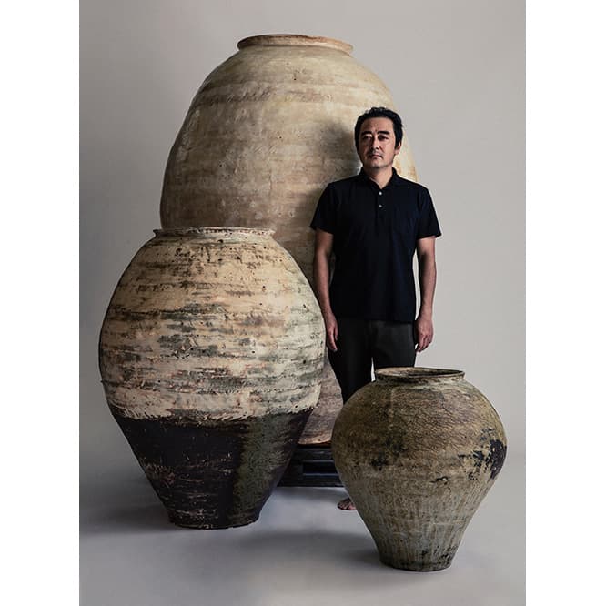 陶芸家・尾形アツシが作り上げる巨大な壷。