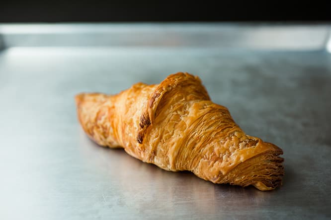 青柳スペシャリテ《セルワッサン》250円。セル（塩）を味わうためのクロワッサン。2種のバターにゲランドの粗塩を散らし、あえて塩の混ざり具合に強弱をつけて、味わいに変化をつけている。