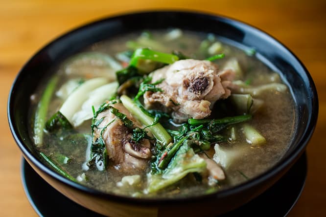 〈ゲーン オムガイ〉1,280円。じわ〜っと鶏の旨みが染み出たスープ。メニューに表記された辛さ度は唐辛子3つという最高ランク。温まる！