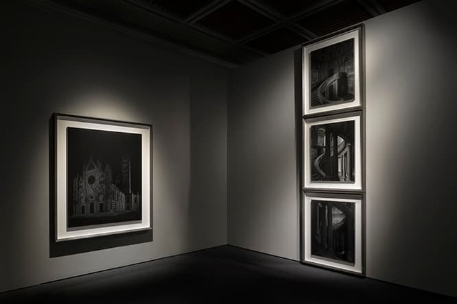 （左から）《シエナ大聖堂、2016》、《ヴィラ・ファルネーゼの螺旋階段 II、2016》（3枚組の一部）。　courtesy of del Polo Museale del Lazio - Ministero dei beni e delle attività culturali e del turismo italiano