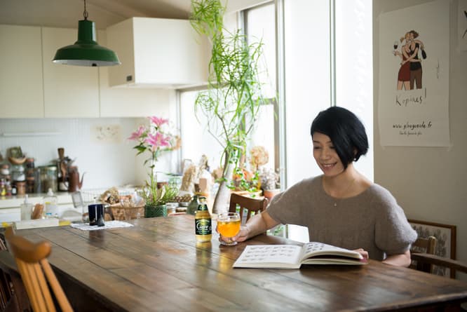 すずきじゅんこ　フリーのアタッシェ・ドゥ・プレスとして活躍。〈Six Senses Resorts〉〈ジェラテリア マルゲラ〉〈WISE OWL HOSTELS TOKYO〉など海外リゾートから食、ライフスタイル全般まで。作り手の意思を感じられるブランドのPRを手がける。大きなダイニングテーブルが鎮座するリビングは、まるで隠れ家レストランのような雰囲気。鈴木さんならではのセンスで整えられたインテリアが、居心地のよい空間を作り出している。