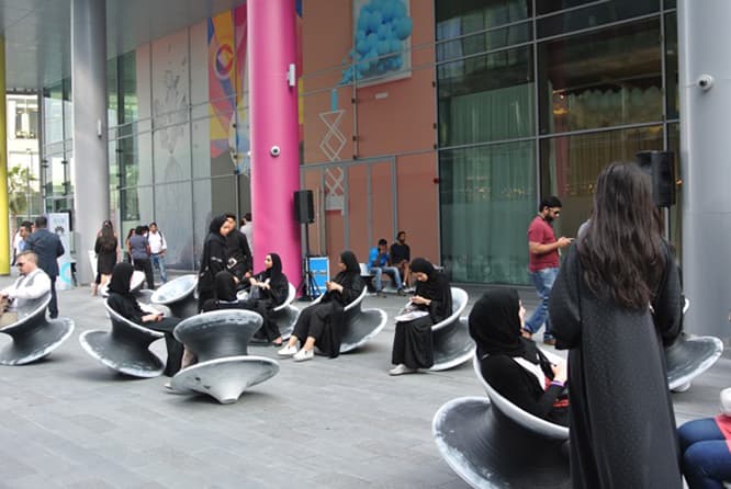 トーマス・ヘザウィックのMagis Span Chairで戯れる地元の女子大生たち。