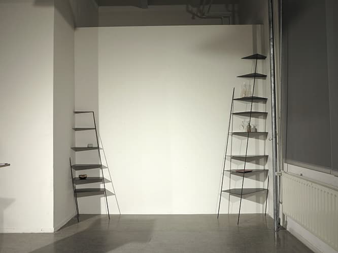 マリヤ・ドンドヴィックの《LEANING SHELFS》は、壁面に溶け込んでいるかのような棚。