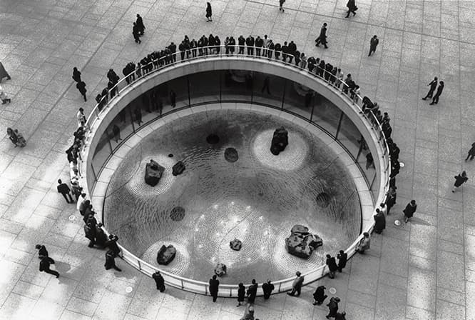 イサム・ノグチ《「チェイス・マンハッタン銀行の沈床園」ニューヨーク》(c) TINFGM,NY/ARS-JASPAR. Photo by Arthur Levine.