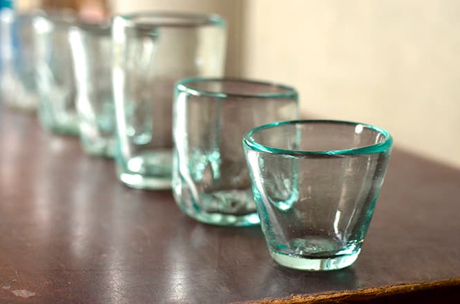 〈奥原硝子製造所〉の上里幸春が制作したグラス。