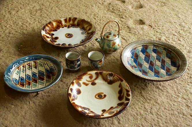 〈陶芸玉城〉の玉城望が制作した器やポット。