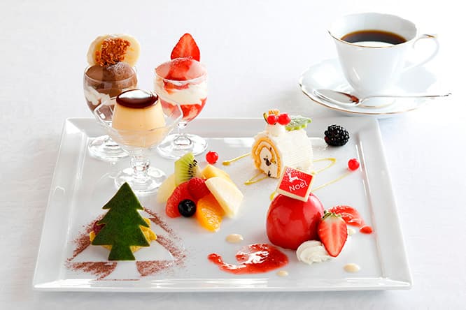 「12月の資生堂パーラー物語」（コーヒーまたは紅茶のカップサービス付）2,450円。ストロベリーパフェ、チョコレートパフェ、プリン、そして旬のスイーツ3品からなるプレートデザートに、クリスマスをイメージしたスイーツを盛り合わせた。