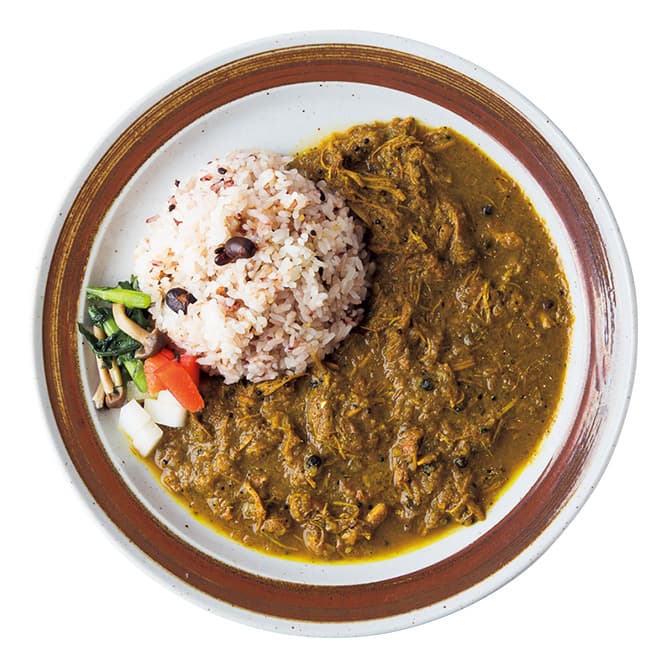 〈南風食堂〉が監修するカフェの特製カレー。大粒の黒胡椒がアクセントに。900円。