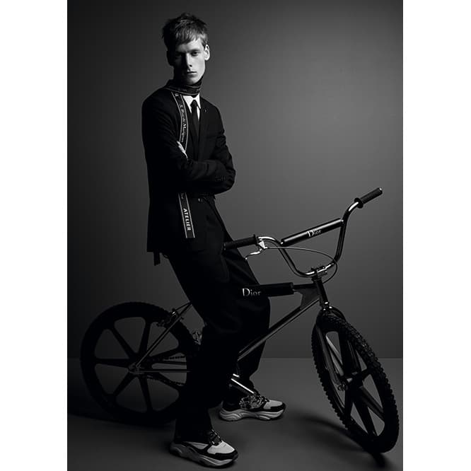 《BMX》390,000円（予定価格）。 2018年1月末～2月頃 一部ブティックのみで限定発売予定。(c) Patrick Demarchelier