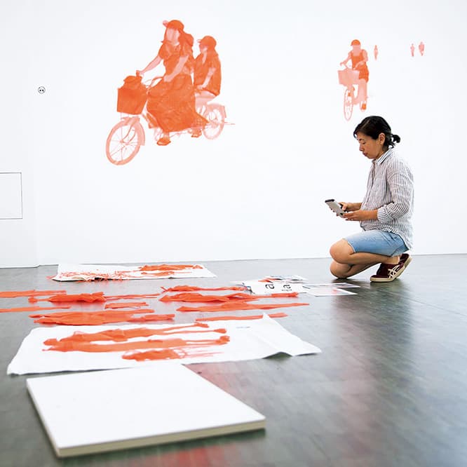 2017年夏、軽井沢ニューアートミュージアムで『I am Here』展準備中のHarumi Ori。
photo_Seiichi Endo
