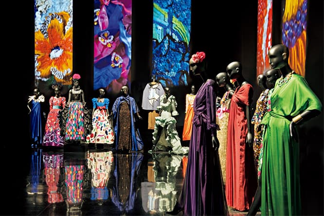「空想の旅」「庭園」「アート」などからインスピレーションを得たクチュール・コレクションが並ぶ常設展示室。