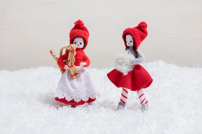 左：〈Kome m. julebuk 1998年〉、右：〈Pige m. muffe 1965〉
藁で作られましたクリスマスのヤギの飾りを持ちましたコとモフモフマフつきのコ。年号は製作年代のもよう。