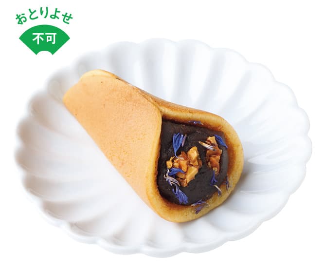 矢車菊とカラメリゼしたアーモンドがのる《カラメル》。