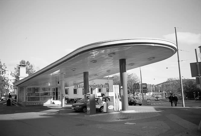 《TWENTYSIX GASOLINE STATIONS》通常版2,800円（ソフトカバー、糸かがり並製本、48ページ、26白黒図版、178mm×140mm、初版240部）、スペシャルエディション（特製箱入り、プリント付き。サイン+ナンバリング入り）15,000円。