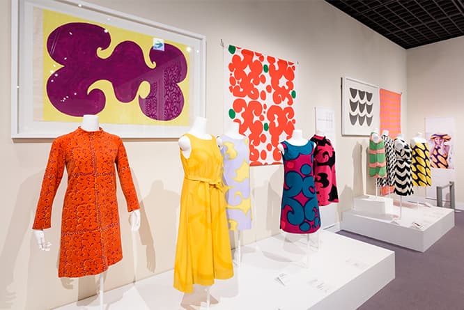 アンニカ・リマラは一つのモチーフをさまざまに展開させる手法を好んだ。写真左に並んでいるのは主に60年代後半にデザインされたもの。小さくしてたくさん散らしたり、縁取りをつけたり色を変えたりとバリエーションが面白い。