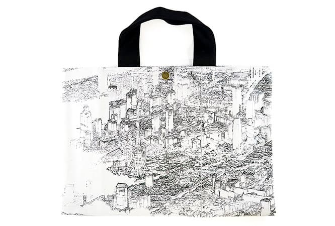 《山水東京圖　2012》の一部分をプリントしたトートバック。スナップボタン付きで、中に入れたものが飛び出す心配がない。「東都（東京）を描いたトートバックです。わお、ダジャレ」（山口談）。4,104円。