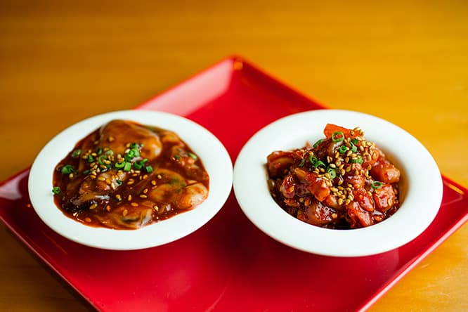 本店でも人気の《塩辛》。左がカキ、右がタラの内臓を使ったチャンジャ。写真は2〜3人前。カキはプリプリ、タラも肉厚で脂がのっている。