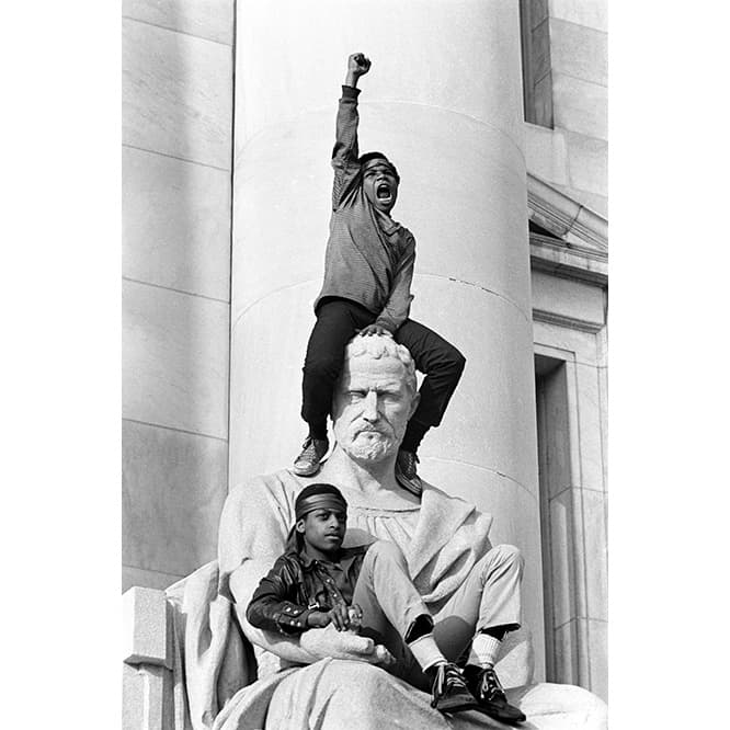 ステファン・シェイムス《ニュー・ヘブン・カントリー裁判所前にてデモ活動ボビー・シールとエリカ・ヒューギンズの裁判中》。
