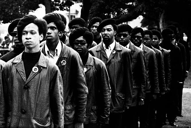 ステファン・シェイムス《行進中のパンサーズ》(1968年)。黒人の地位向上を目指して66に生まれた政治組織〈ブラックパンサー〉。60年代に学生だったステファン・シェイムスは、創設者ボビー・シールと親しくなり、団体の活動内容すべてをフィルムに収めた。
