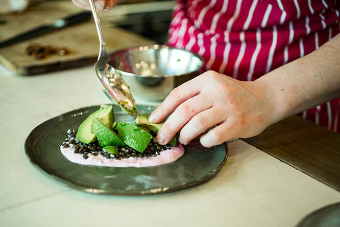 料理はカウンターキッチンで仕上げ。