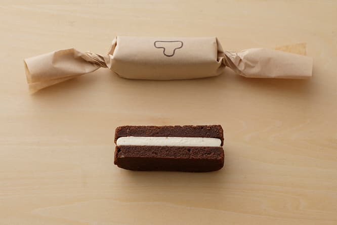 あずきとカカオのフォンダン クリームサンド300円。