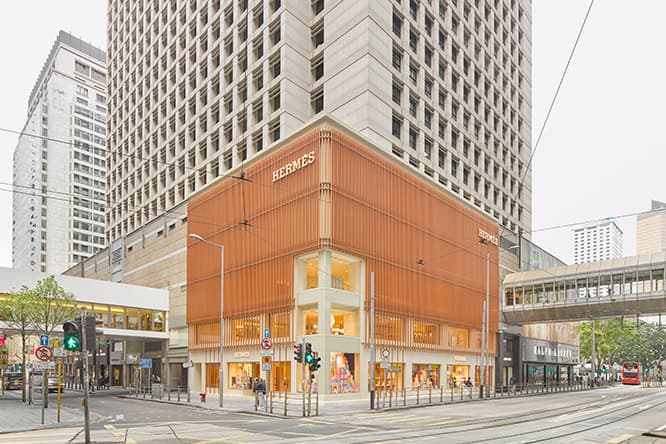 香港の中心地に立つ同店は、3層で総売り場面積850平方メートル。(c) Masao Nishikawa
