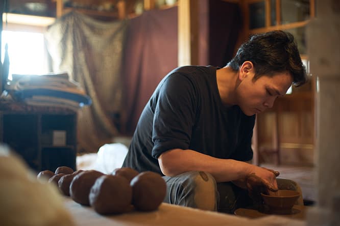 月に一度山に入り、土を掘り起こす。通常よりも時間をかけて焼成し、自らが作った釉薬が美しく仕上がるのを待つ。